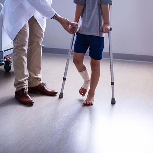 aide a la personne dependante. Location et vente matériel à la pharmacie Hache fauteuil roulant et déhambulateur