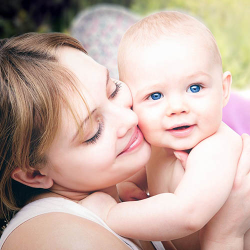  une maman avec son bébé pharmacie Hache