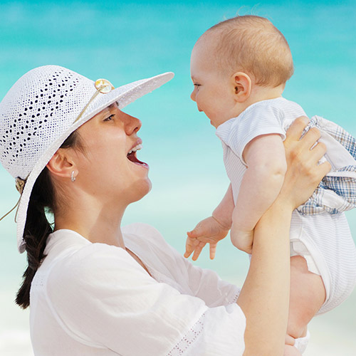 une maman avec son bébé; tout l'univers bébé pharmacie Hache